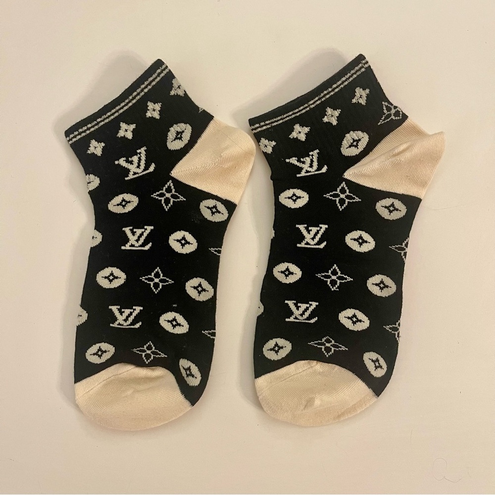 NWOT Monogram Print Ankle Socks - Black & Cream (Fits 5-7) - Picture 2 of 2